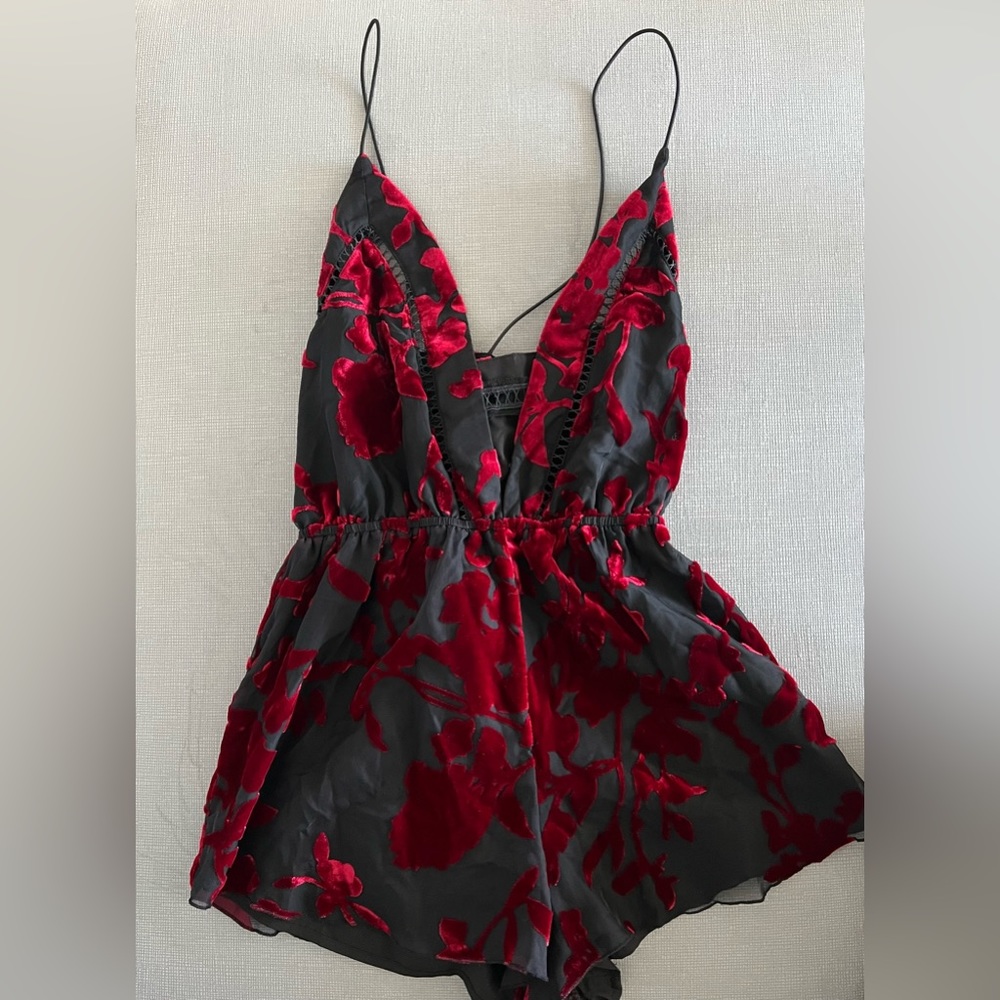 X-Small Tobi red & black floral romper
